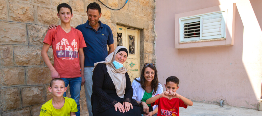 I Dar Mohammed insieme a Rabab Kawwas. L’assistente sociale del Caritas Baby Hospital effettua regolarmente visite a domicilio.