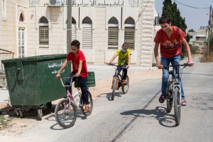 Il gioco preferito dei tre ragazzi è lo scorrazzare in bicicletta