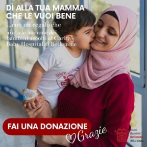 Bambino bacia la mamma