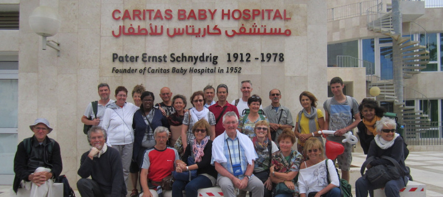 Gruppo di pellegrini in visita al Caritas Baby Hospital (foto di repertorio)