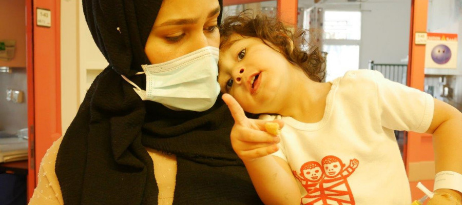 Sham con la sua mamma, durante i ricovero al Caritas Baby Hospital