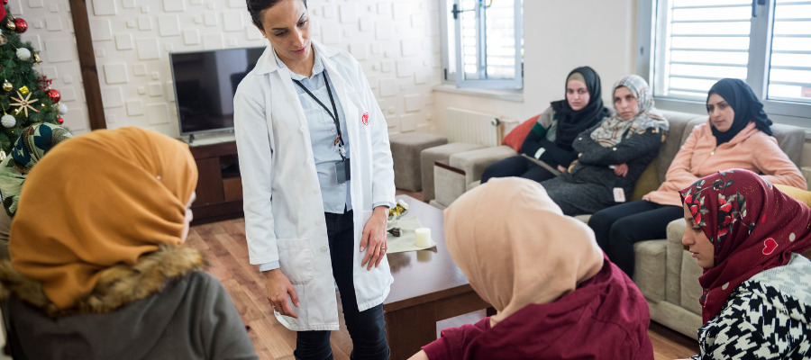 Un gruppo di donne durante un incontro di formazione al Caritas baby Hospital