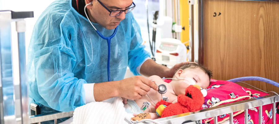 Bimbo in terapia intensiva al Caritas Baby Hospital
