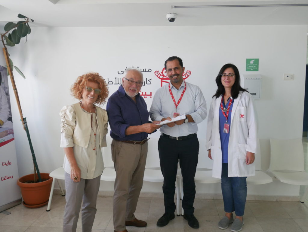 Marcello Bedeschi (coordinatore nazionale dei Direttori e Segretari delle Anci regionali) consegna l'attestato a Issa Al Bandak (direttore esecutivo Caritas Baby Hospital)