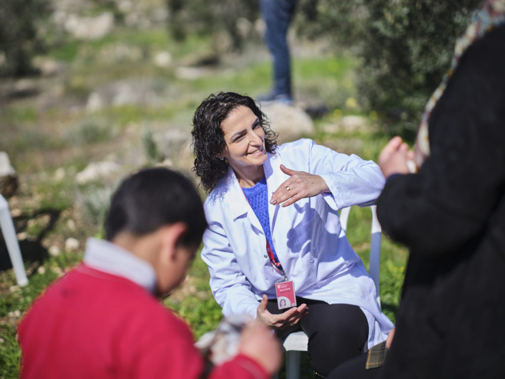 Hiba Sa’di, assistente sociale dell’Ospedale pediatrico, va a trovare le famiglie colpite anche fuori Betlemme.