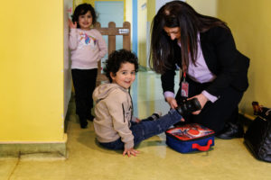 Prima di andare al lavoro, Christine Hazboun Saca saluta il figlio al nido dell’Ospedale.