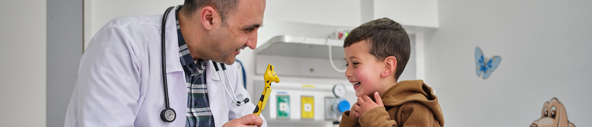Bambino con medico al Caritas Baby Hospital