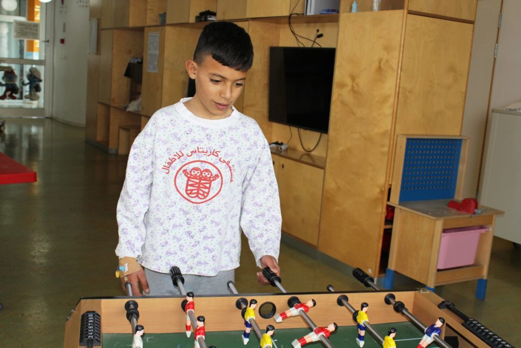 Thaer durante il suo ricovero passa del tempo nella sala giochi dell'Ospedale