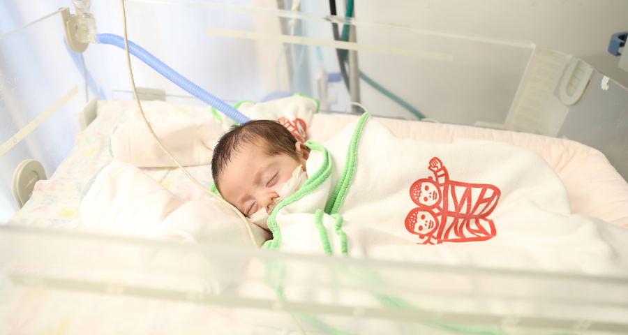 Neonato al Caritas Baby Hospital di Betlemme