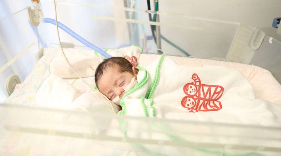 Neonato al Caritas Baby Hospital di Betlemme